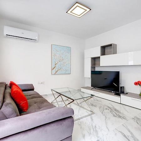 Cosy Apartment Steps To St George'S Bay San Ġiljan Buitenkant foto