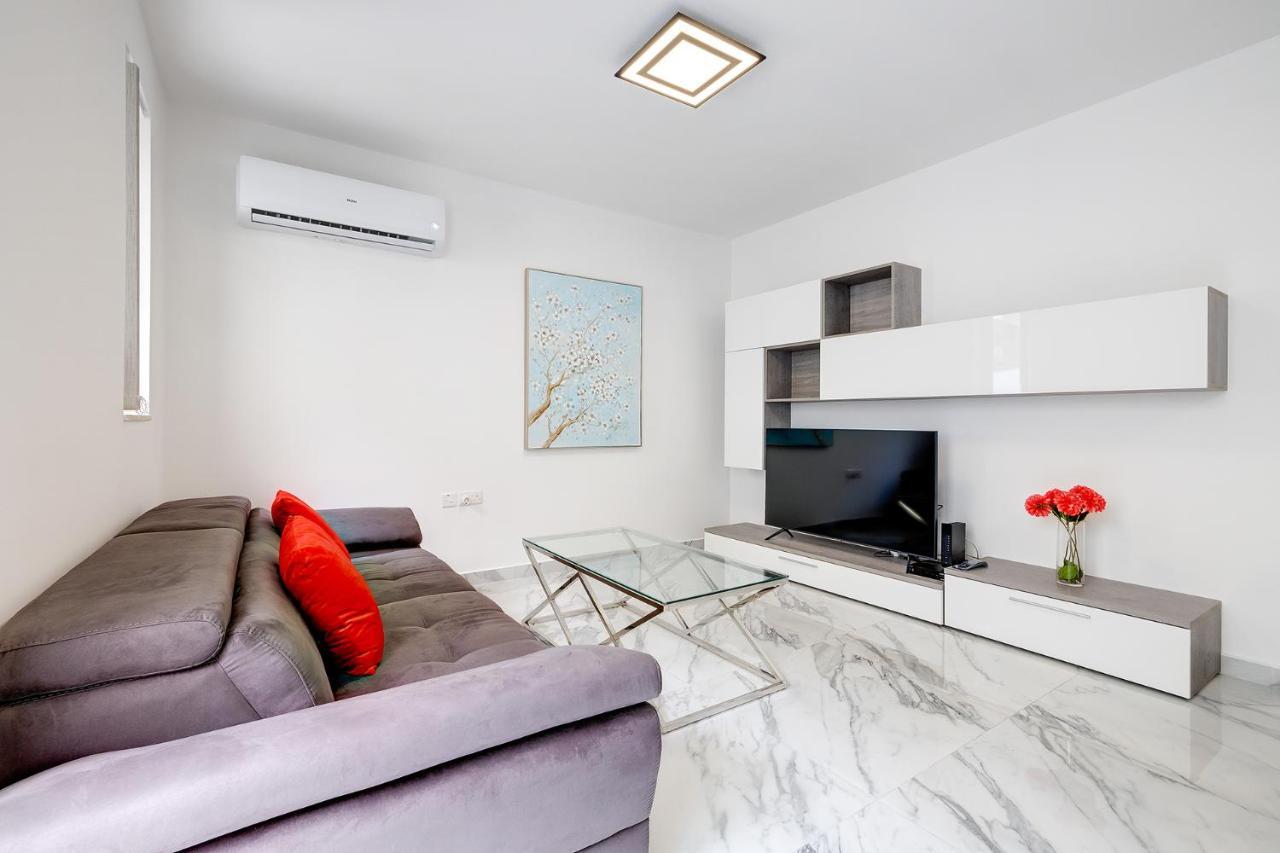 Cosy Apartment Steps To St George'S Bay San Ġiljan Buitenkant foto