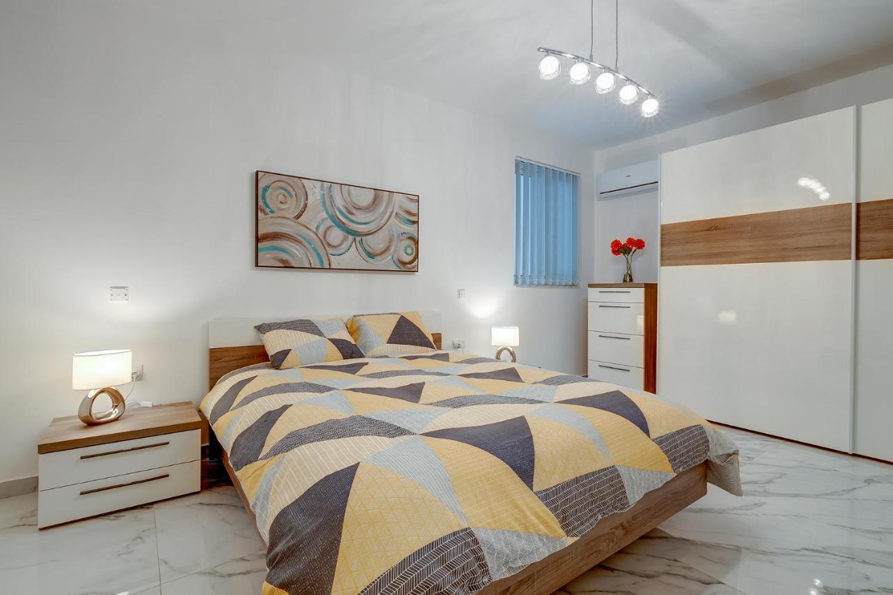 Cosy Apartment Steps To St George'S Bay San Ġiljan Buitenkant foto